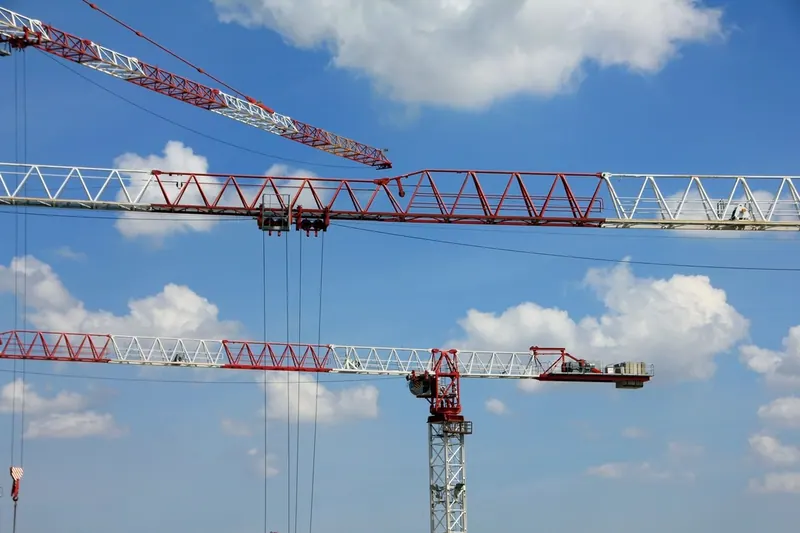 Baustelle mit Kran und Gebäudeskelett